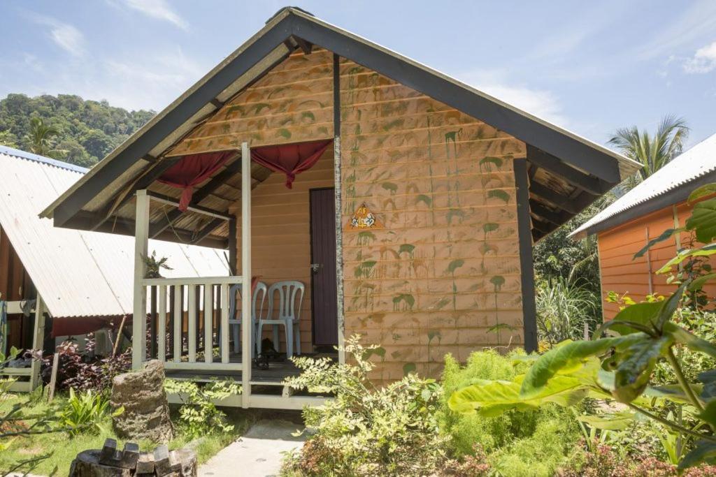 Beach Shack Chalet - Garden View Aframe Big Unit Kampong Juara エクステリア 写真